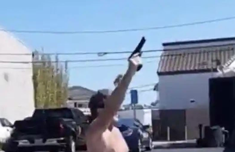 يشهر مسدسه بمتجر.. والسبب الكمامة