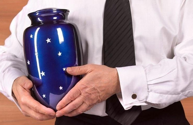 مطالبة البريطانيين بالتوقف عن نشر رماد موتاهم 