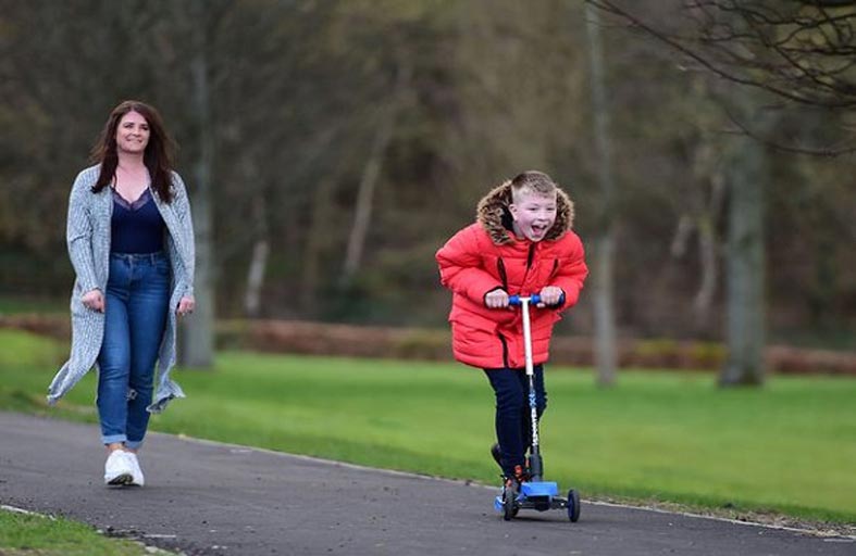 طفل يخضع لأول عملية زراعة قلب في صندوق بالعالم