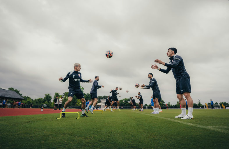 الكتبي وإيفان يتبادلان الدروع التذكارية عقب المباراة