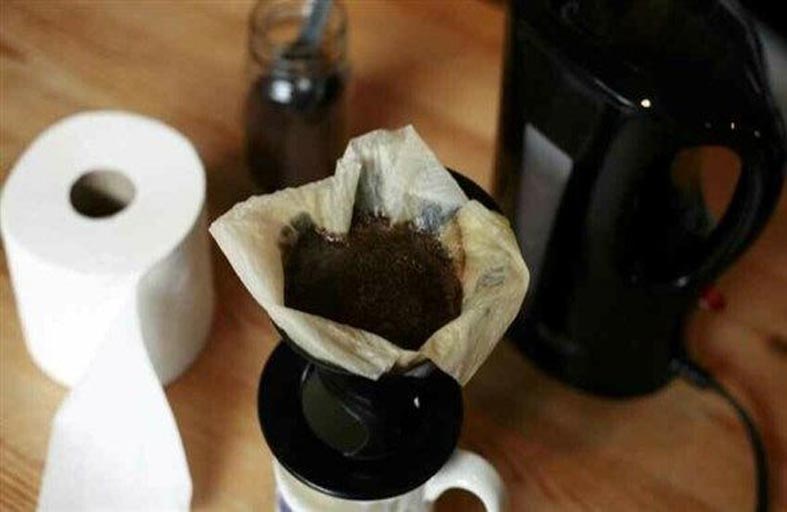 تفل القهوة لصنع ورق المرحاض