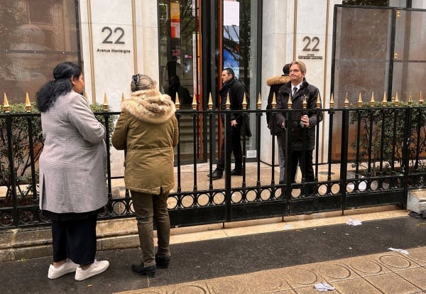 لصان يسرقان متجرا للذهب 