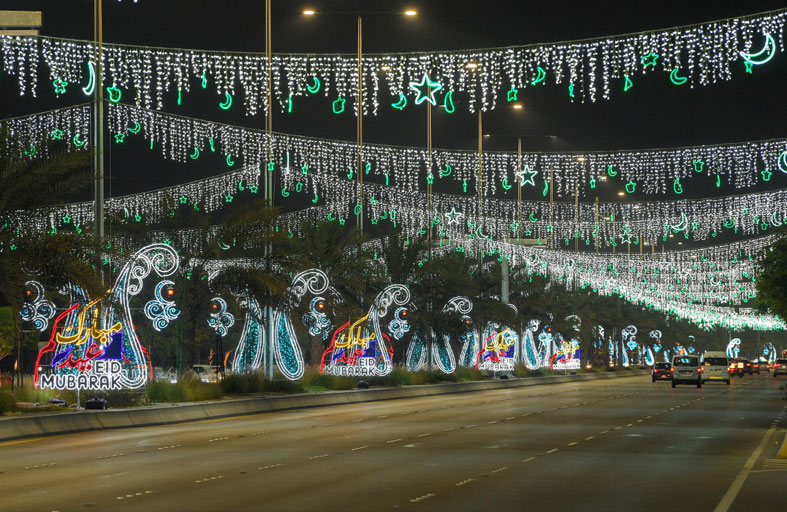 بلدية مدينة أبوظبي تزين آلاف التشكيلات المضيئة بعبارات المعايدة والتهنئة احتفاءً بعيد الفطر السعيد