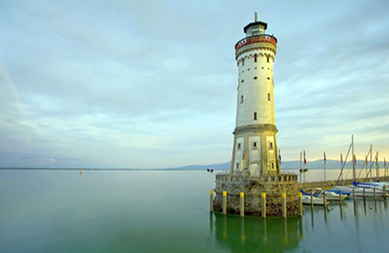 المنارات في فرنسا تتيح لعشاق البحر إيجاد ضالتهم