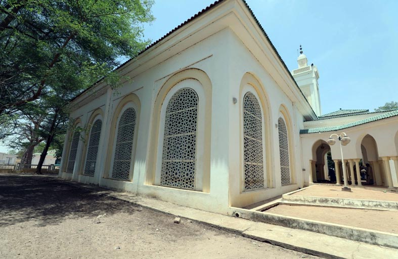 زايـــد الإنسانية: صيانة وترميم جامع الشيخ زايد في السنغال