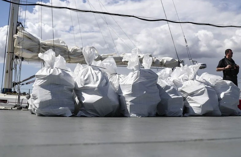 السماء تمطر مخدرات خلال ملاحقة أحد المهربين 