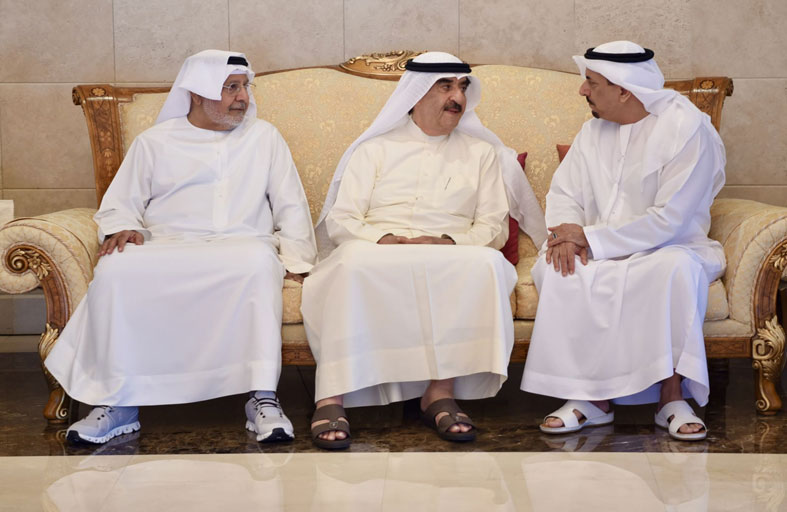 حاكم أم القيوين يقدم واجب العزاء في وفاة حسين خانصاحب