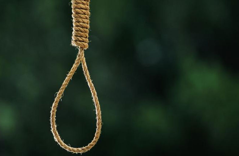 معلقة على شجرة.. وفاة غامضة لمسنة 