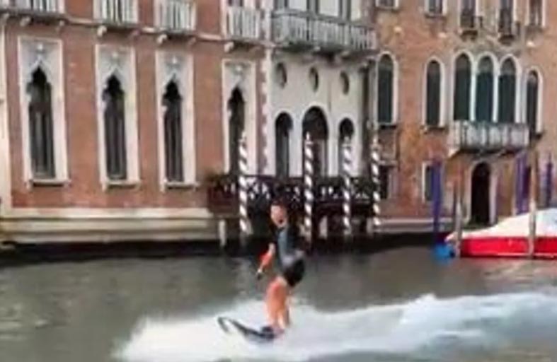 راكبو الأمواج يُغضبون البندقية