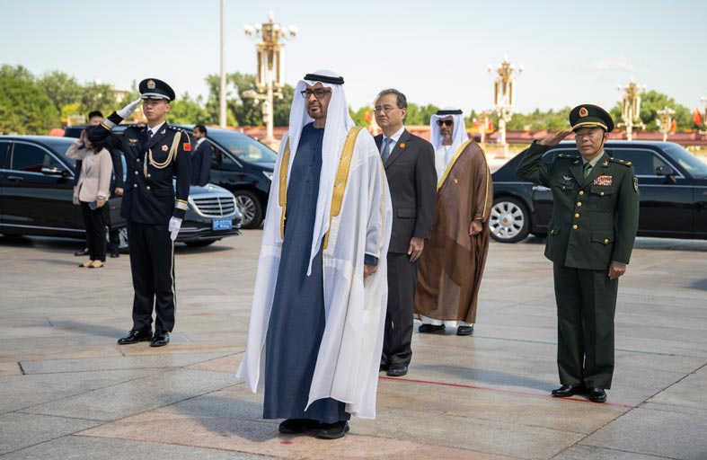 رئيس الدولة يزور النصب التذكاري في بكين 