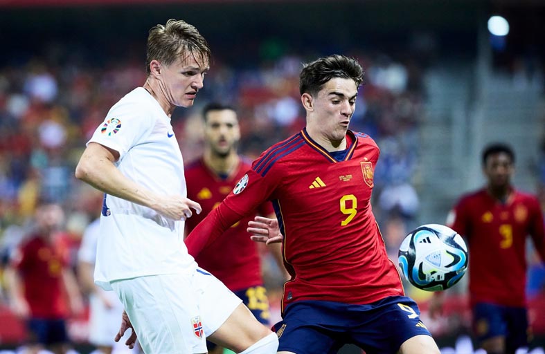 اليوم.. المنتخب الإسباني يواجه نظيره الإيطالي بنصف نهائي دوري أمم أوروبا