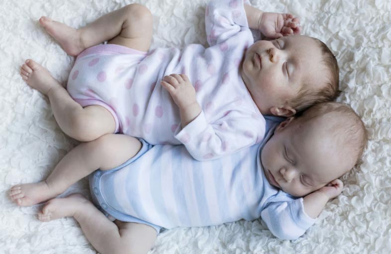 أم تنجب توأم بنات وتتسلم بنتًا وولدًا