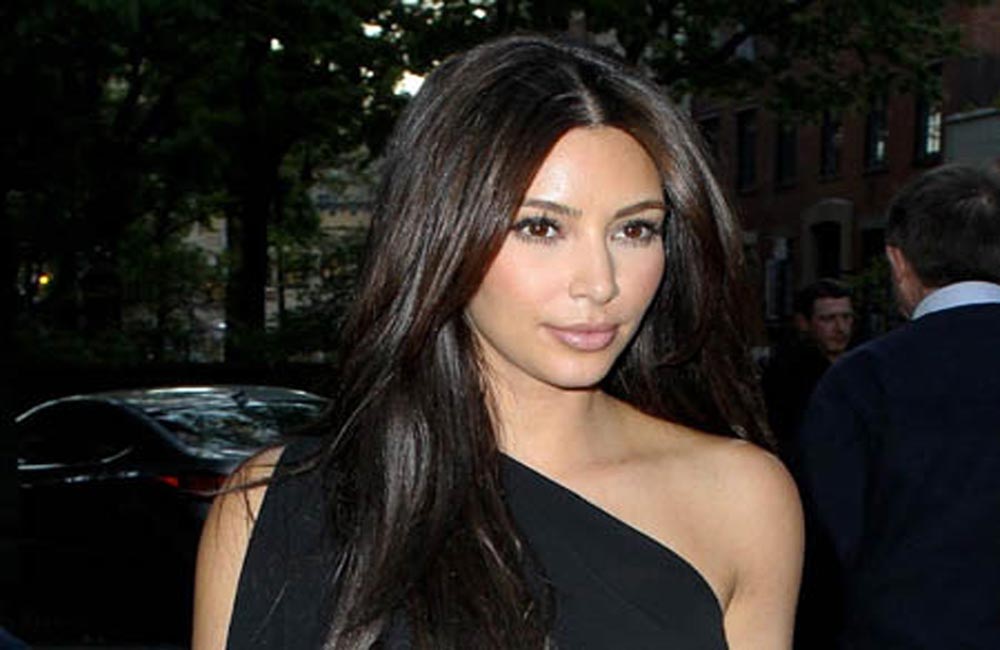 كيم كارداشيان تروج عطرها الجديد