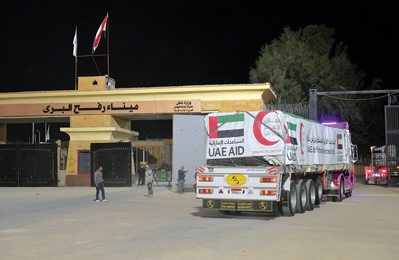 عبور 10 شاحنات مساعدات إماراتية إلى غزة