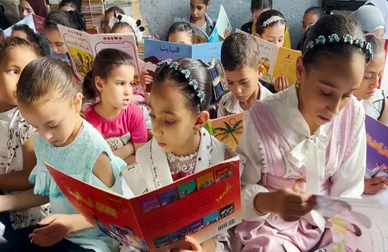 يحول منزله إلى مكتبة للأطفال الشغوفين بالقراءة
