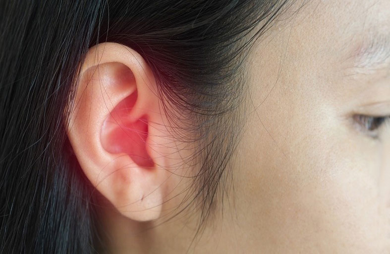 قبلة تصيب امرأة بتمزق في طبلة الأذن