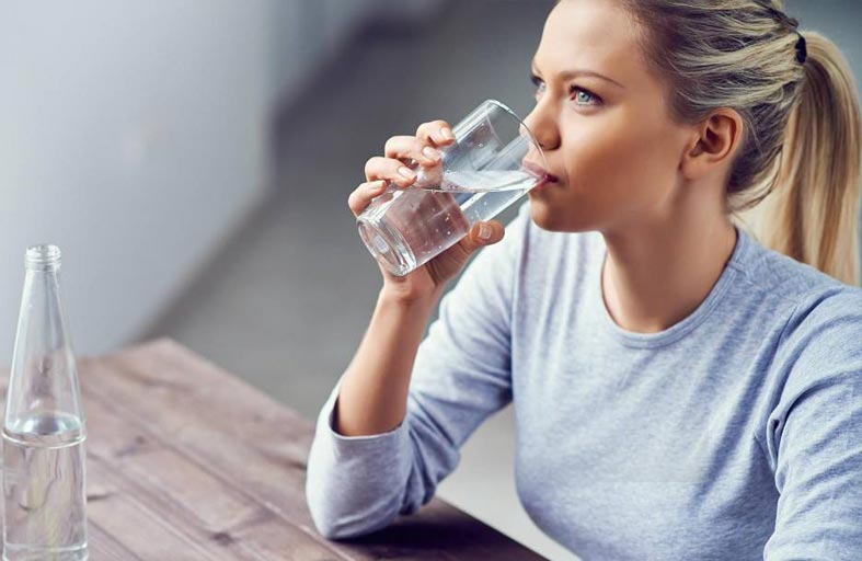 تعاني من ضعف المثانة؟ اشرب سوائل كافية