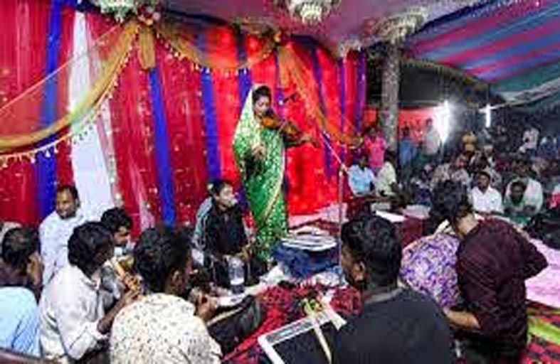 مغنية صوفية تعود إلى المسرح من مخبئها