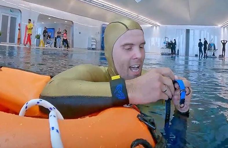 بطل العالم في الغوص الحر يغوص إلى عمق «ديب دايف دبي» في وقت قياسي