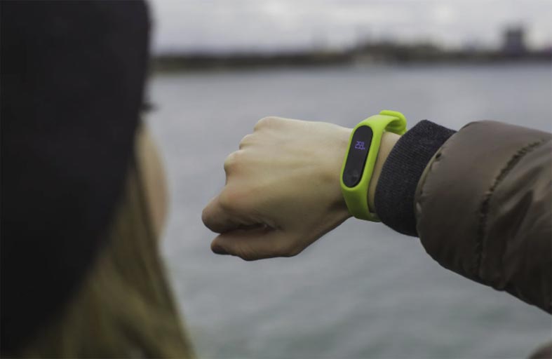 تبتكر سواراً ذكياً يقيس الجهد العضلي