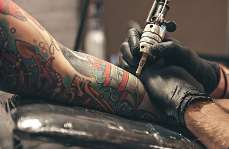 عالمة نفس روسية تعزو الرغبة في الحصول على مزيد من الوشم إلى اضطراب نفسي