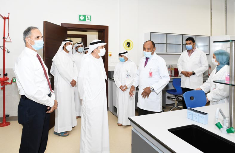 زكي نسيبة يطلع على المبنى الجديد لمختبرات الطب البيطري بجامعة الإمارات