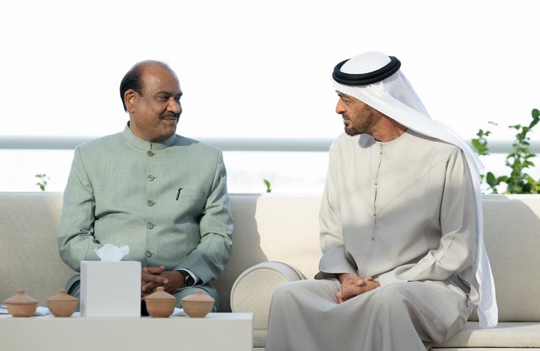 محمد بن زايد يبحث مع رئيس مجلس الشعب الهندي تطورات العلاقات الثنائية في مختلف المجالات 