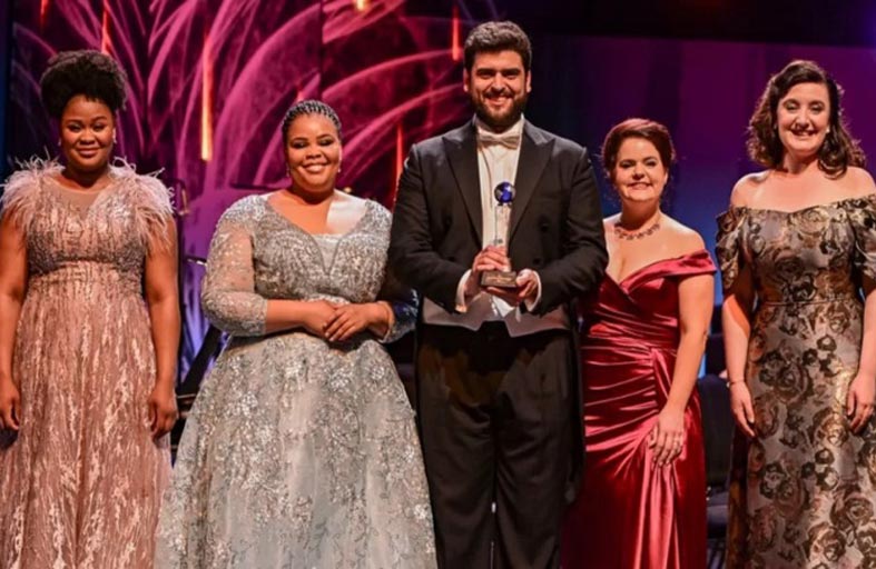 إيطالي يفوز بجائزة بي بي سي لمغني العام