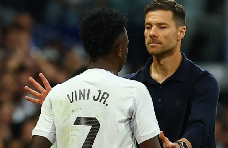 رد فعل غريب من ألونسو على غضب فينيسيوس