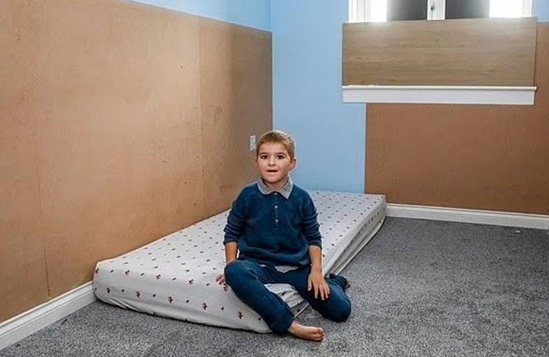 طفل يأكل جدران غرفته