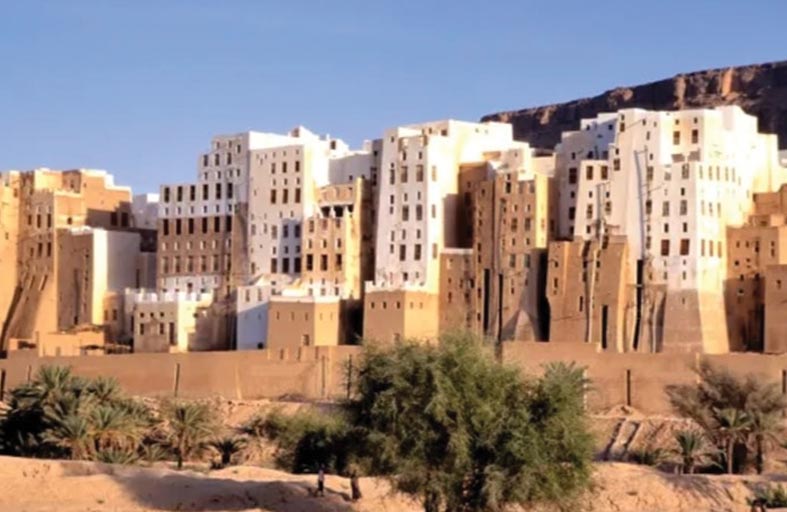 مدينة عربية بناطحات من الطين