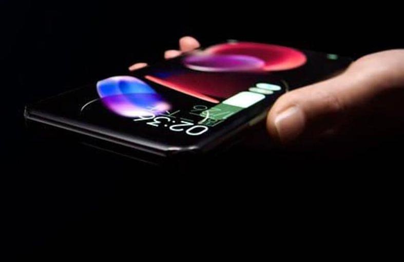 بلا منافذ ولا أزرار.. شركة صينية تكشف الهاتف المذهل