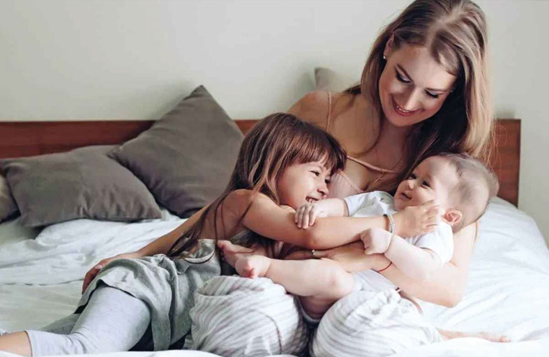 من طفل إلى طفلين.. كيف يتجنب الوالدان الضغوط و«الفوضى»؟