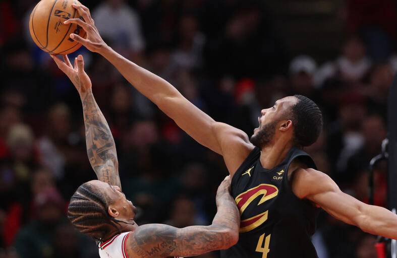 اختيار لاعب كليفلاند موبلي أفضل مدافع 