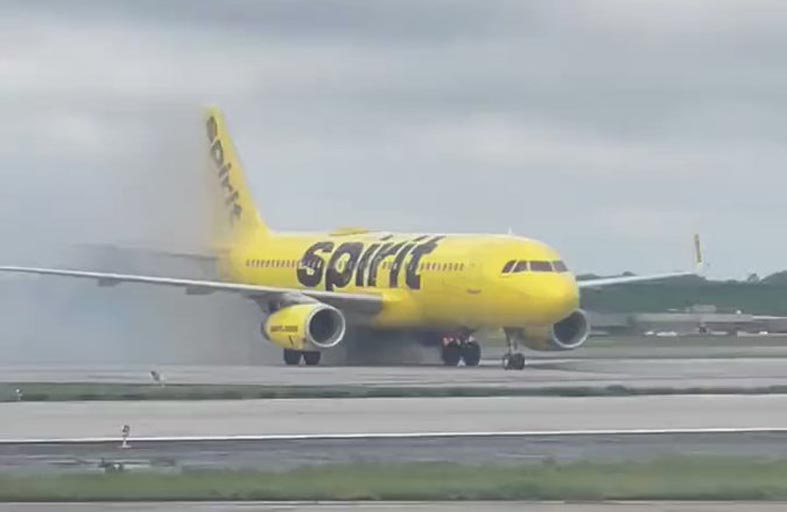 النيران اشتعلت بعجلات الطائرة