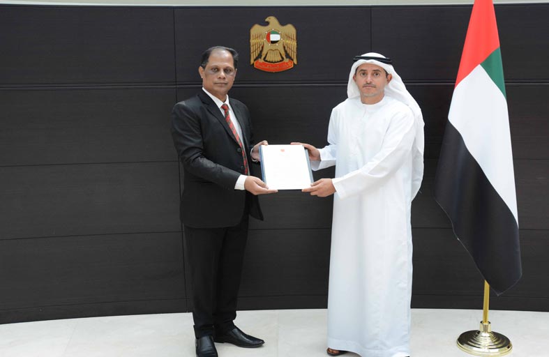 مدير مكتب وزارة الخارجية في دبي يتسلم البراءة القنصلية من قنصل عام بنجلاديش