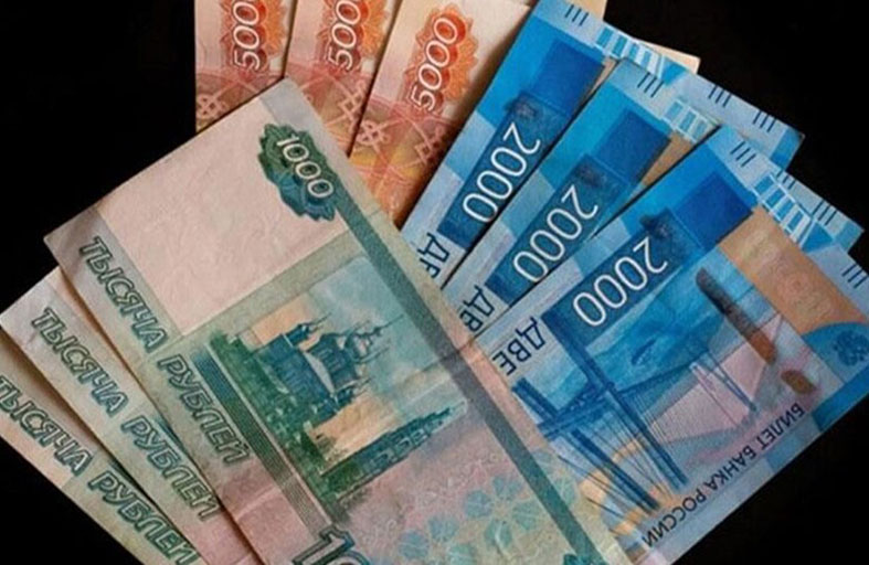 الروبل الروسي يتراجع إلى أدنى مستوياته في مقابل الدولار منذ 12 شهرا 