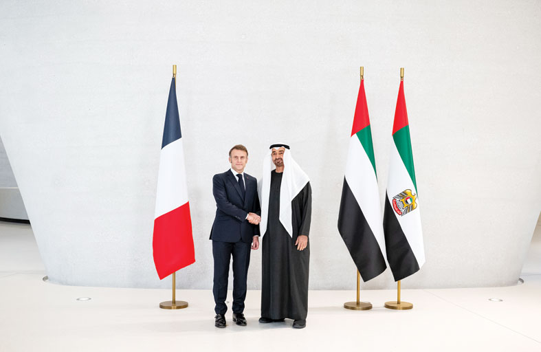 رئيس الدولة يبحث مع الرئيس الفرنسي مسار العلاقات التاريخية والإستراتيجية بين البلدين 