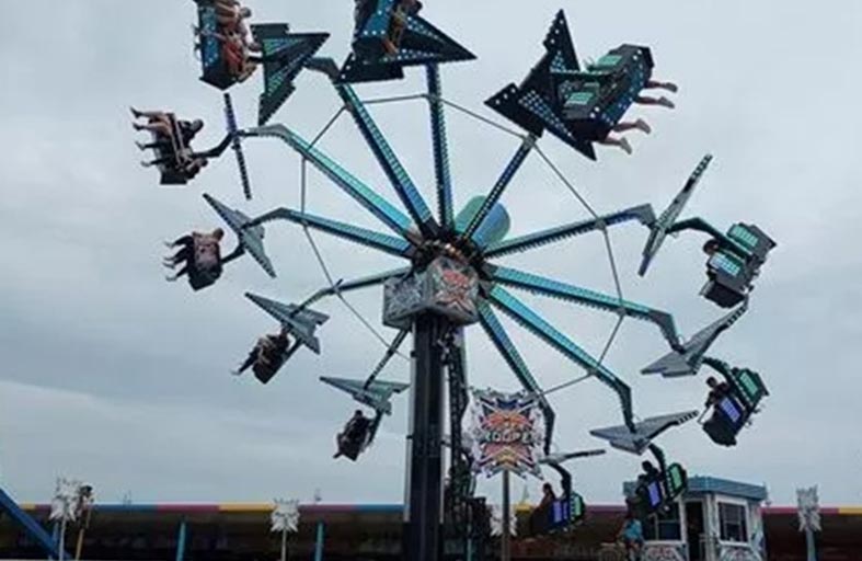 لحظات مرعبة بعد تعطل لعبة ملاهي في الهواء