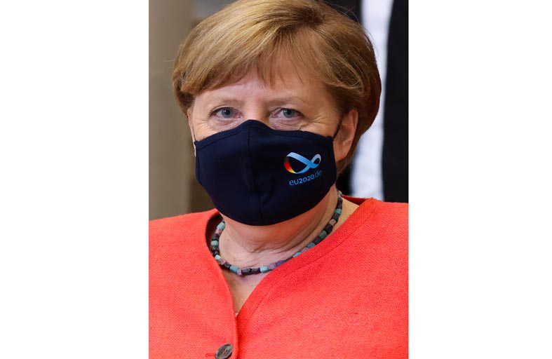 ميركل تؤكد لعباس دعم السلام على أساس حل الدولتين