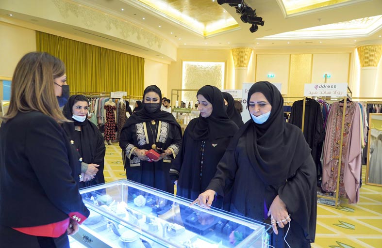 عزة النعيمي تطلع على مشاريع معرض زعبيل لرواد الأعمال