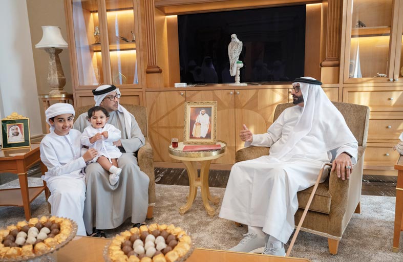 منصور بن زايد يزور محمد البواردي بمنزله في أبوظبي