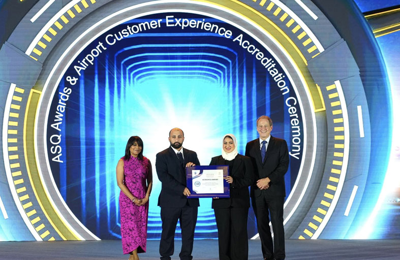 مطار الشارقة يتسلم شهادة تجديد اعتماد برنامج تجربة العملاء من مجلس المطارات الدولي
