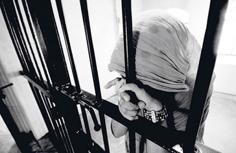 «التفتيش العاري».. شهادات صادمة من سجينات في تركيا