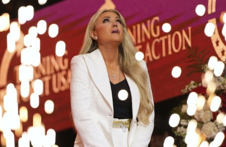 زوجة كيرك استدعت كاهناً لحمايته من «لعنة الساحرات»!