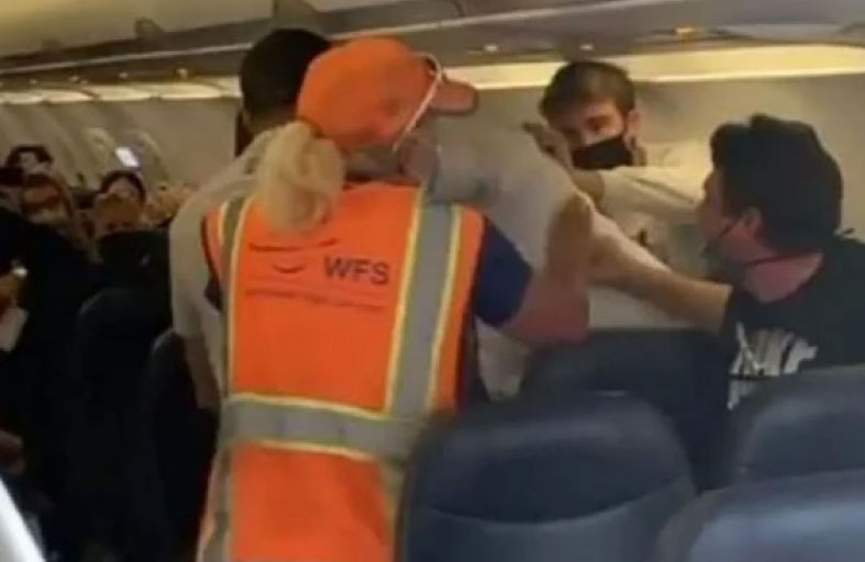 مشاجرة على متن طائرة.. والمضيفة إلى المستشفى