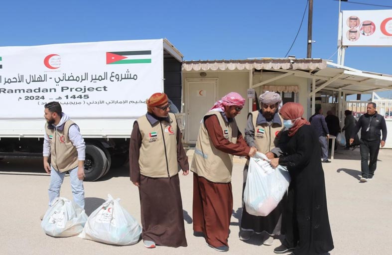 الهلال الأحمر الإماراتي يواصل توزيع المير الرمضاني على الأسر المتعففة في الأردن
