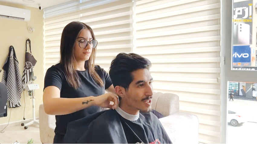 تونسية تطلق أول صالون حلاقة للرجال 