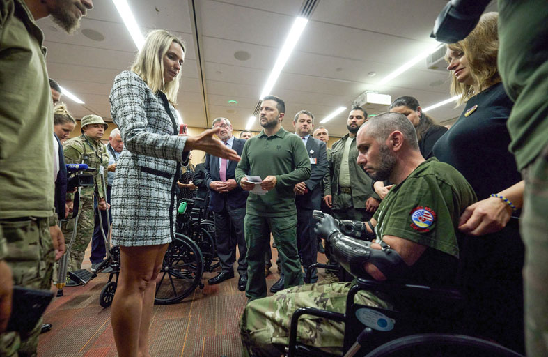 زيلينسكي يتفقد جنودًا أوكرانيين يعالجون بنيويورك 