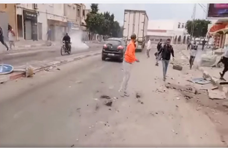 احتجاجات في عقارب على قرار إعادة فتح مصب فضلات، والأمن يتدخل باستعمال الغاز المسيل للدموع